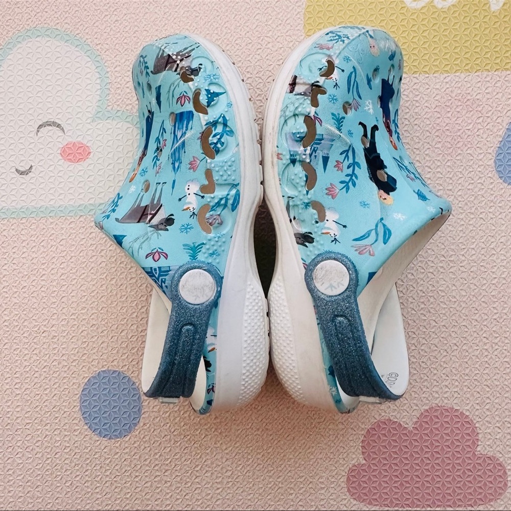 CROCS Kids Light Blue Character Splash Clogs